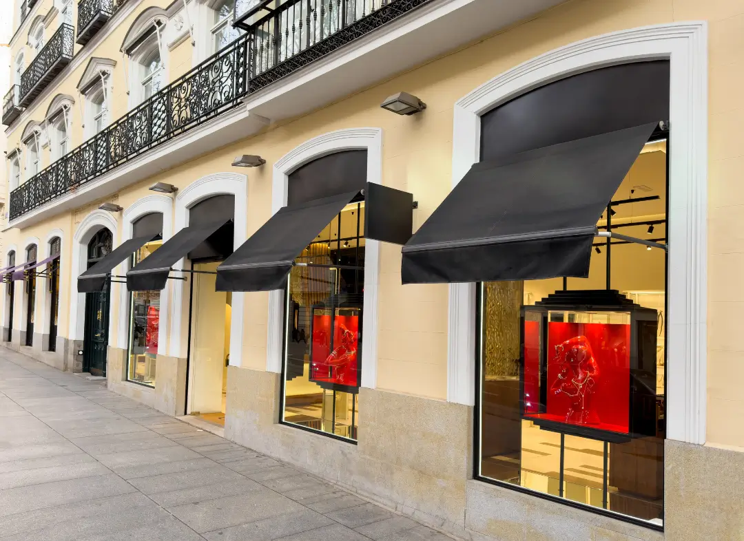 Façade vitrine de magasin en aluminium sur mesure à Agde